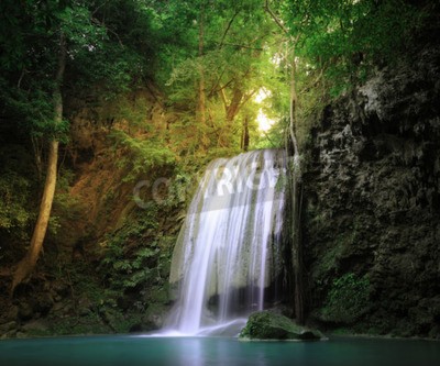 Fototapete Wasserfall im grünen Dschungel
