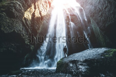 Fototapete Wasserfall in der Höhle in Island