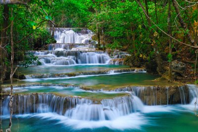 Fototapete Wasserfall in einem dichten Wald in Thailand