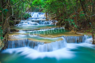 Fototapete Wasserfall in einem tiefen Wald in Thailand