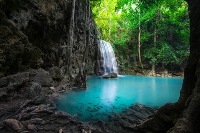 Fototapete Wasserfall mitten im Dschungel