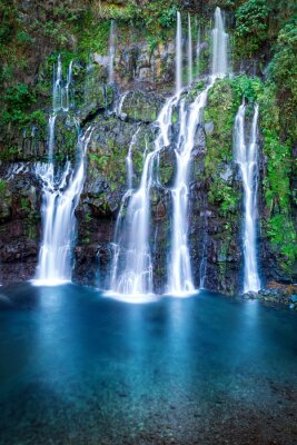 Fototapete Wasserfall mitten im Wald