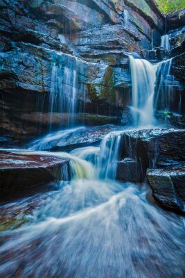 Fototapete Wasserfall und braune Felsen