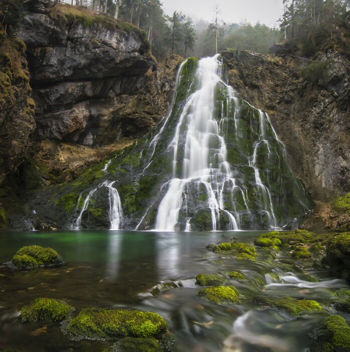 Fototapete Wasserfall und Felsen