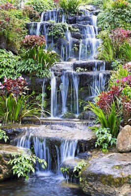 Fototapete Wasserfall und Gartenblumen