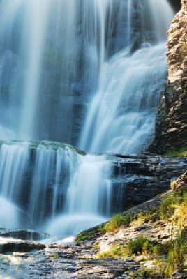 Fototapete Wasserfall und graue Felsen