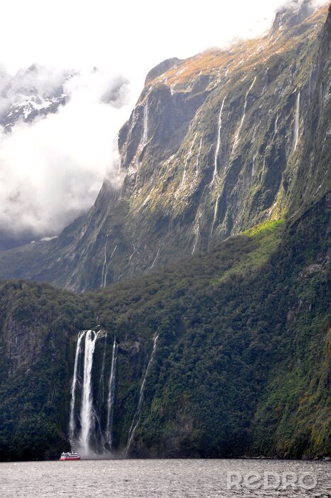 Fototapete Wasserfall und hohe Berge