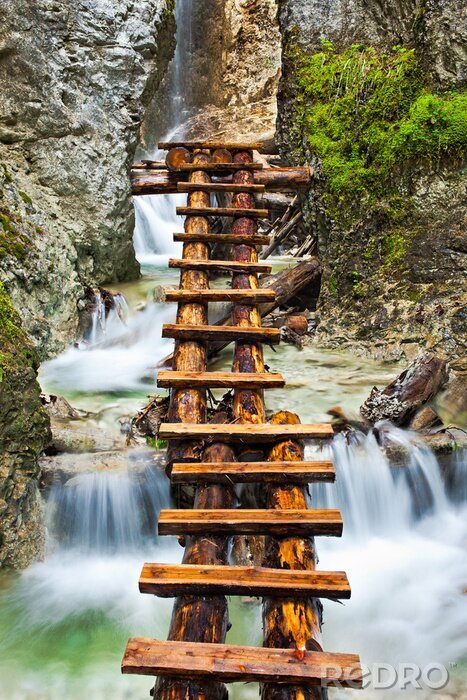 Fototapete Wasserfall und Holzsteg