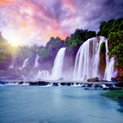 Fototapete Wasserfall und regenbogenfarbener Himmel