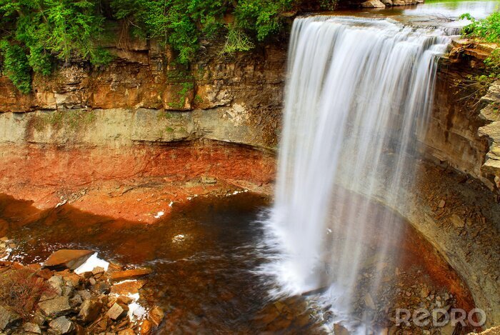 Fototapete Wasserfall und rote Felsen in Kanada