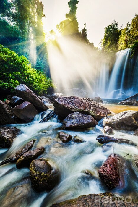 Fototapete Wasserfall und Sonnenstrahlen