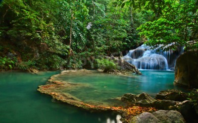 Fototapete Wasserfall und türkisfarbenes Wasser im Dschungel