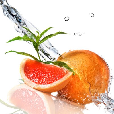 Wasserspritzen auf Grapefruit mit Minze, isoliert auf weiss