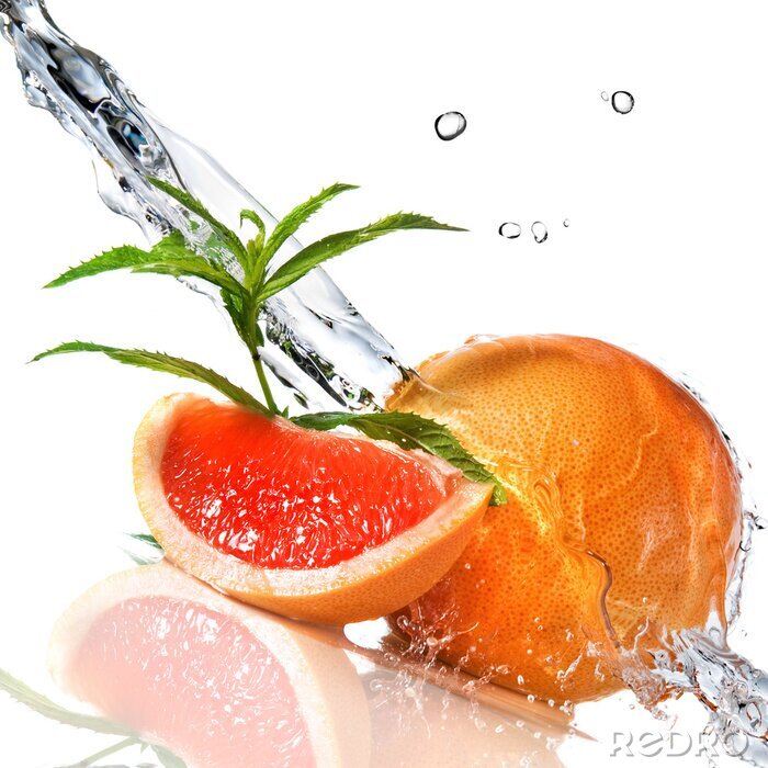 Fototapete Wasserspritzen auf Grapefruit mit Minze, isoliert auf weiss