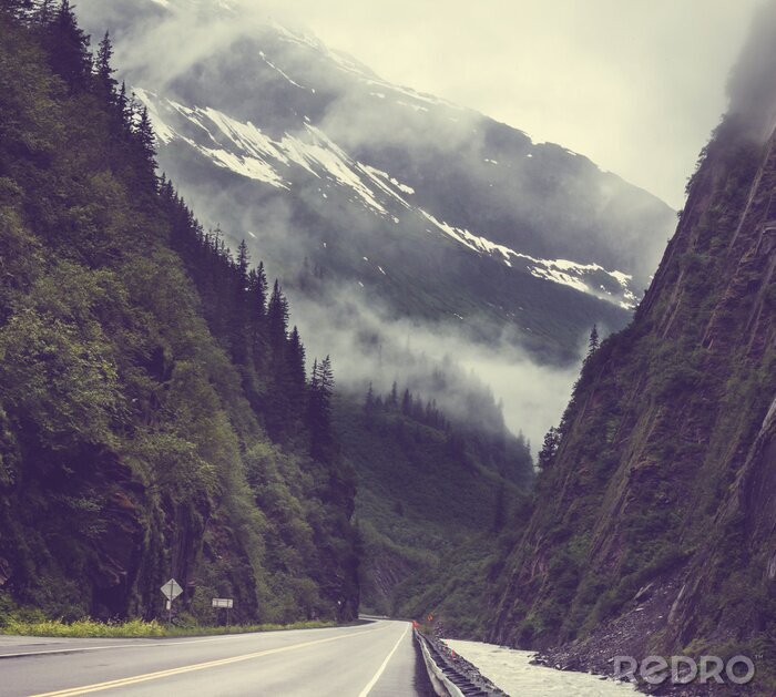 Fototapete Weg zwischen den Bergen in Alaska
