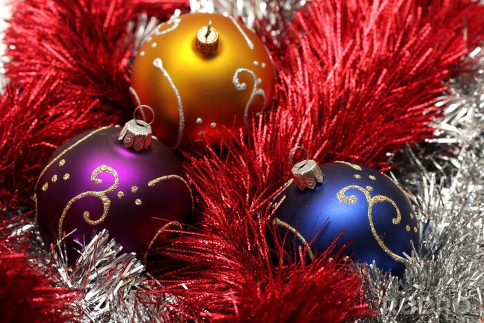 Fototapete Weihnachtskugeln mit gold Muster auf Silber und Rot Lametta