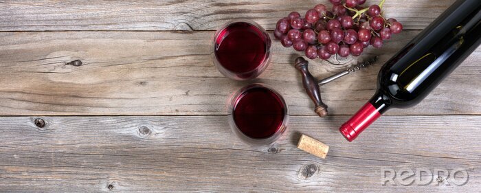 Fototapete Wein Gläser und Weintrauben auf Holz