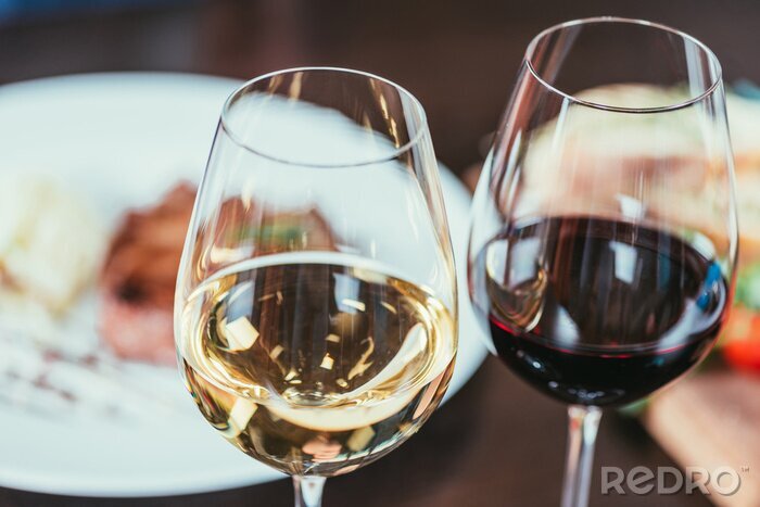 Fototapete Wein in Gläsern zum Abendessen
