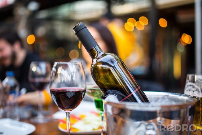 Fototapete Weinflasche und Glas im Restaurant