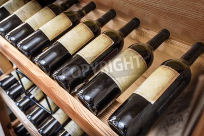 Fototapete Weinflaschen auf Holzregal platziert