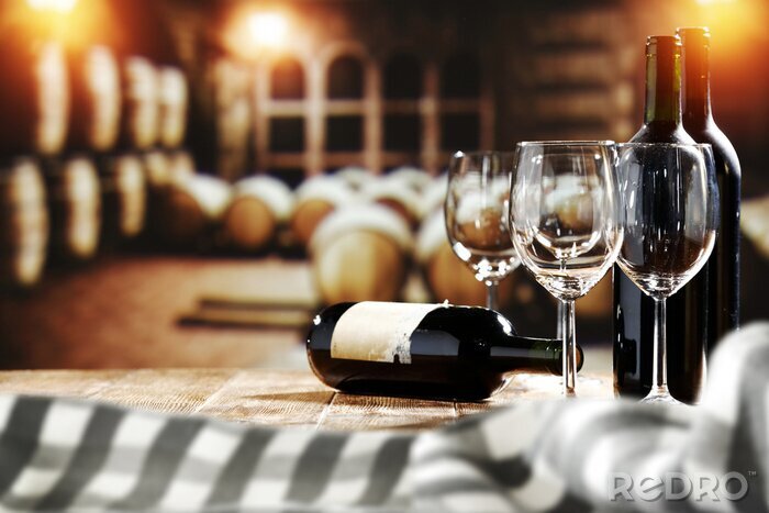 Fototapete Weinflaschen und Gläser in der Weinstube