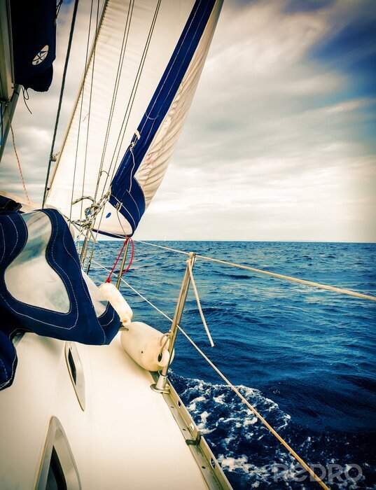 Fototapete Weiß-blaues Segelboot auf Meer