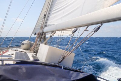Fototapete Weiß-blaues Segelboot auf Ozean