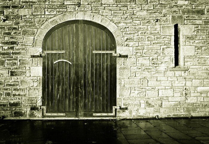 Fototapete Weiß-grüne Mauer bei Tor