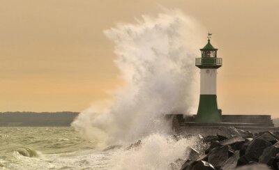 Fototapete Weiß-grüner Leuchtturm inmitten von Wellen
