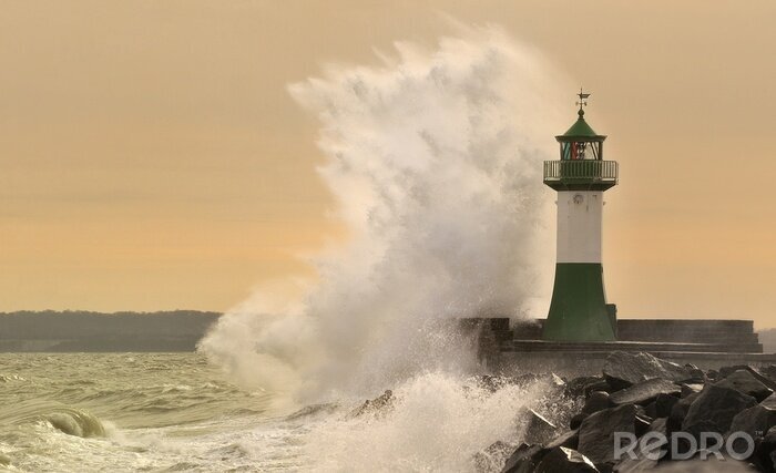 Fototapete Weiß-grüner Leuchtturm inmitten von Wellen