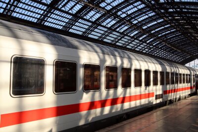 Fototapete Weiß-roter Zug in moderner Bahnstation