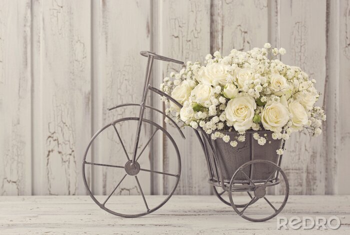 Fototapete Weiße Blumen in einem Fahrradkorb