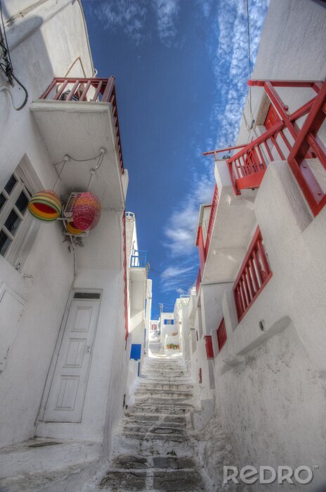 Fototapete Weiße Gasse mit blauem Himmel