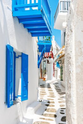 Fototapete Weiße Gasse mit blauen Balkons