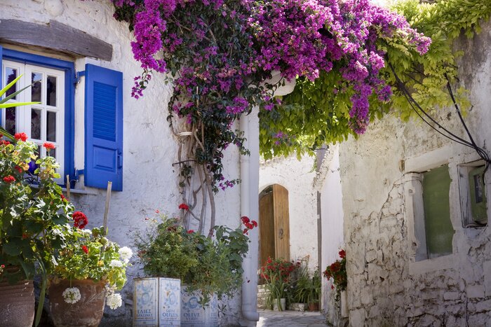 Fototapete Weiße Gasse mit bunten Akzenten