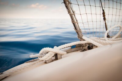 Fototapete Weiße Seile auf einem Segelboot