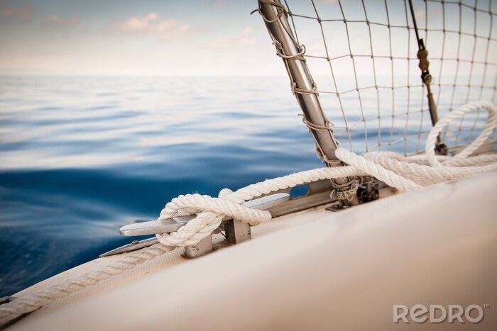 Fototapete Weiße Seile auf einem Segelboot