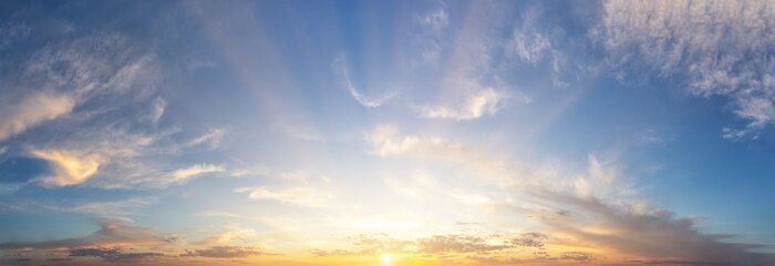 Fototapete Weiße Wolken bedecken den Himmel bei Sonnenuntergang