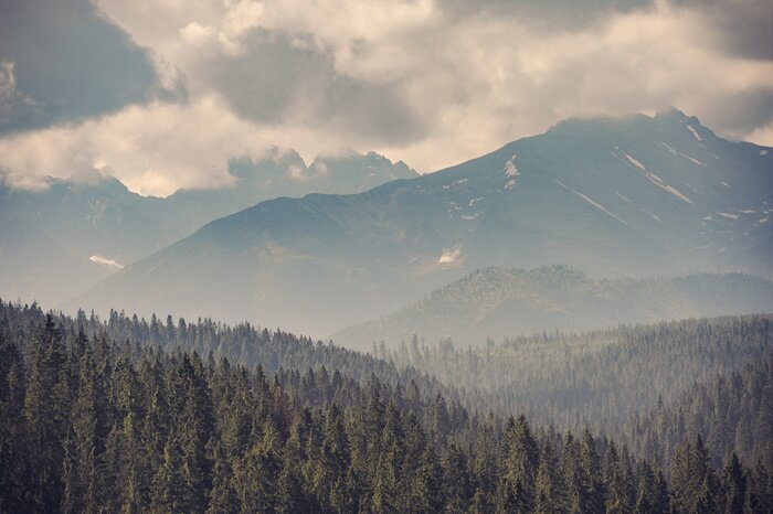 Fototapete Weiße wolken um die berge