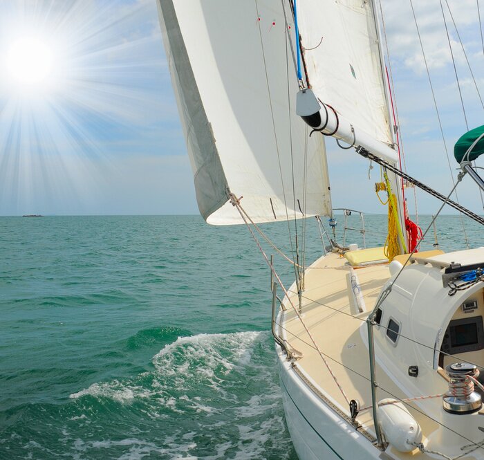 Fototapete Weiße Yacht auf See mit einer Insel