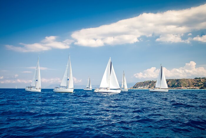 Fototapete Weiße Yachten auf See