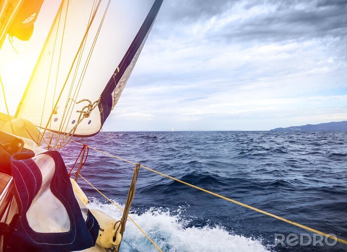 Fototapete Weiße Yachtsegel vor dem Hintergrund des Meeres