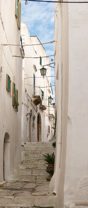 Fototapete Weißer enger Durchgang unter Netzkabeln