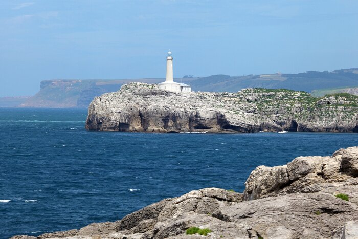 Fototapete Weißer Leuchhturm auf Felsen
