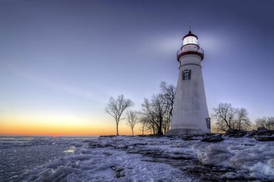 Fototapete Weißer Leuchtturm im Winter