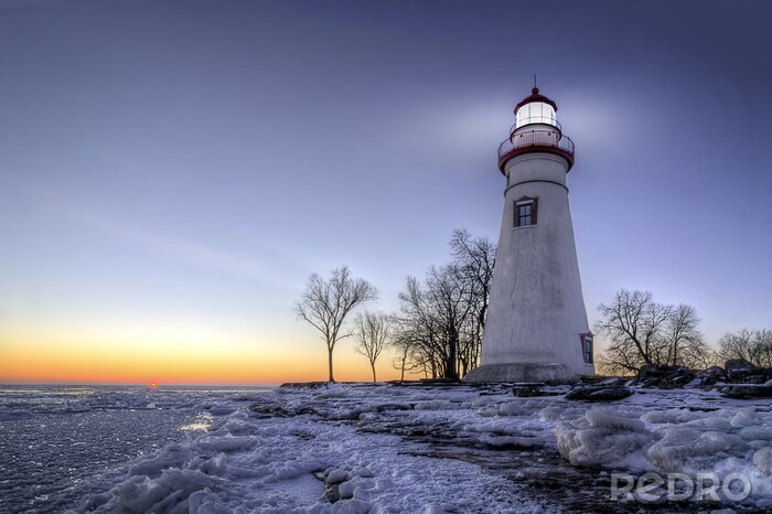 Fototapete Weißer Leuchtturm im Winter