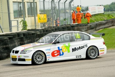 Fototapete Weißes Auto vor Hintergrund der Reifen