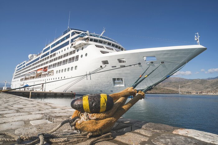 Fototapete Weißes Passagierschiff im Hafen