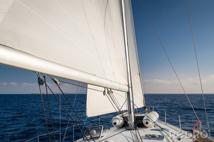 Fototapete Weißes Segelboot im Mittelmeer
