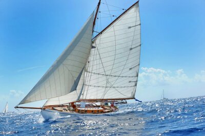 Fototapete Weißes Segelboot in Sonnenstrahlen